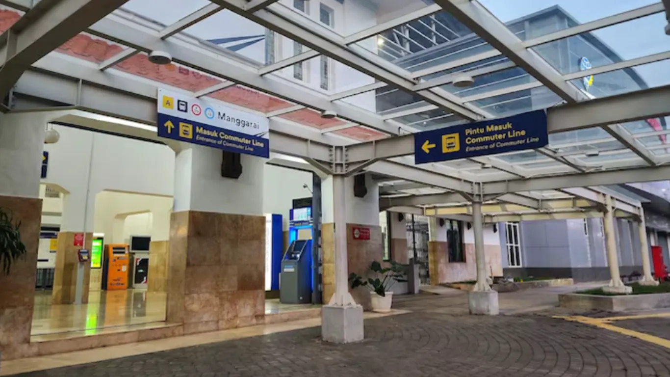 Types of Businesses That Work Near Metro Stations