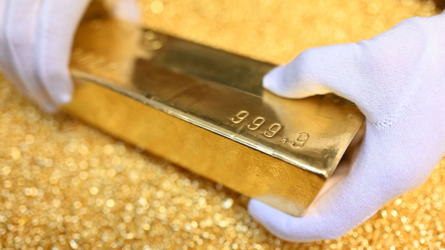 Gold Retreats But Hormuz Tensions Keep Inflation Worries Alive
