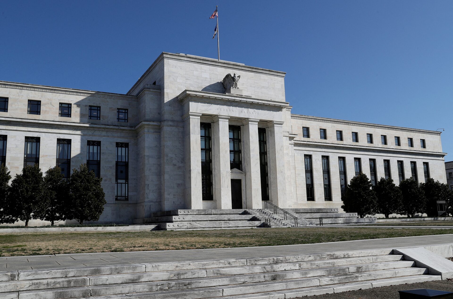 New Fed Chair Faces Economic Tightrope: Inflation, Rates, and Growth