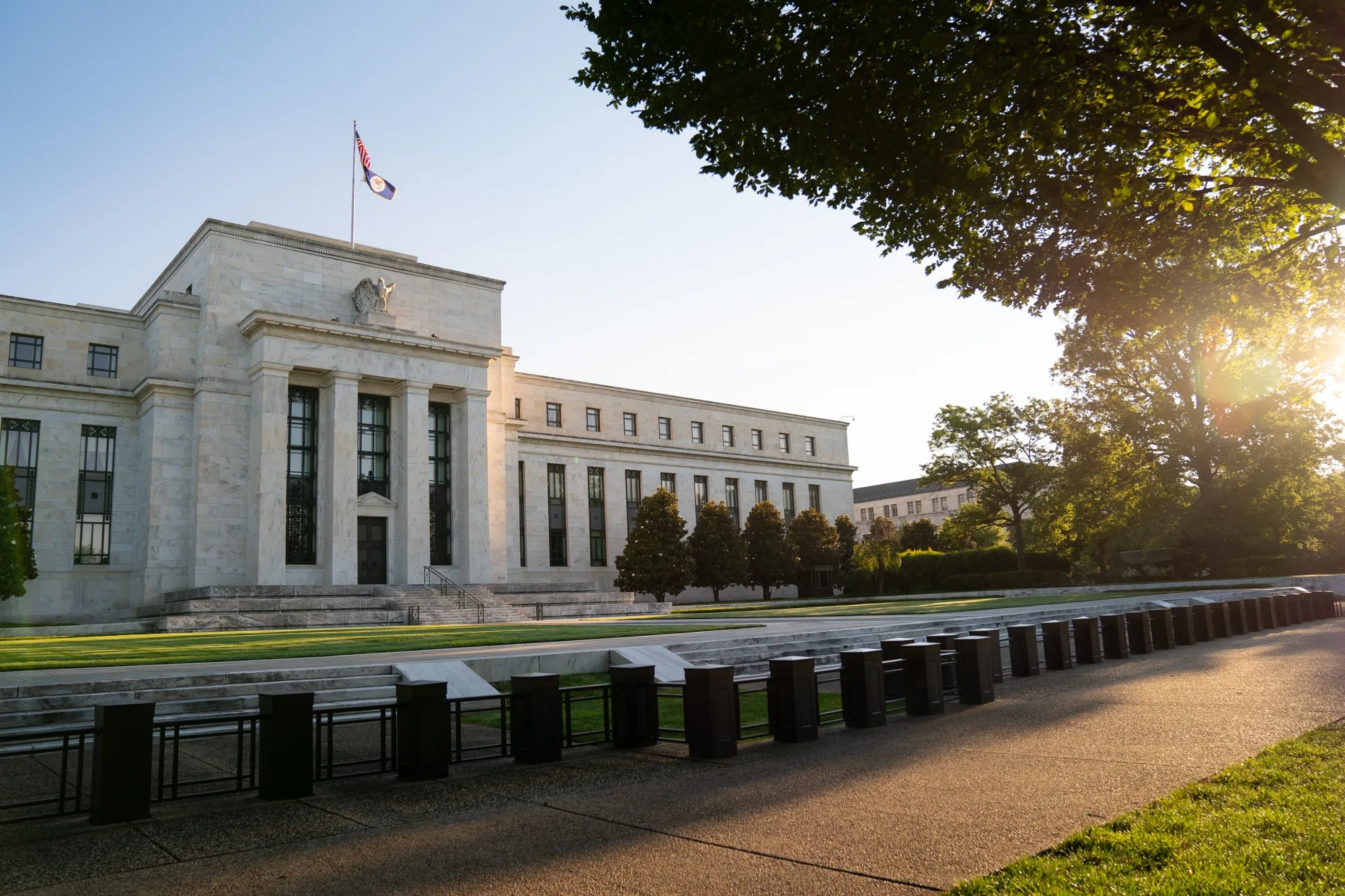 Fed Signals Caution as Inflation and Labor Uncertainty Cloud Policy Path