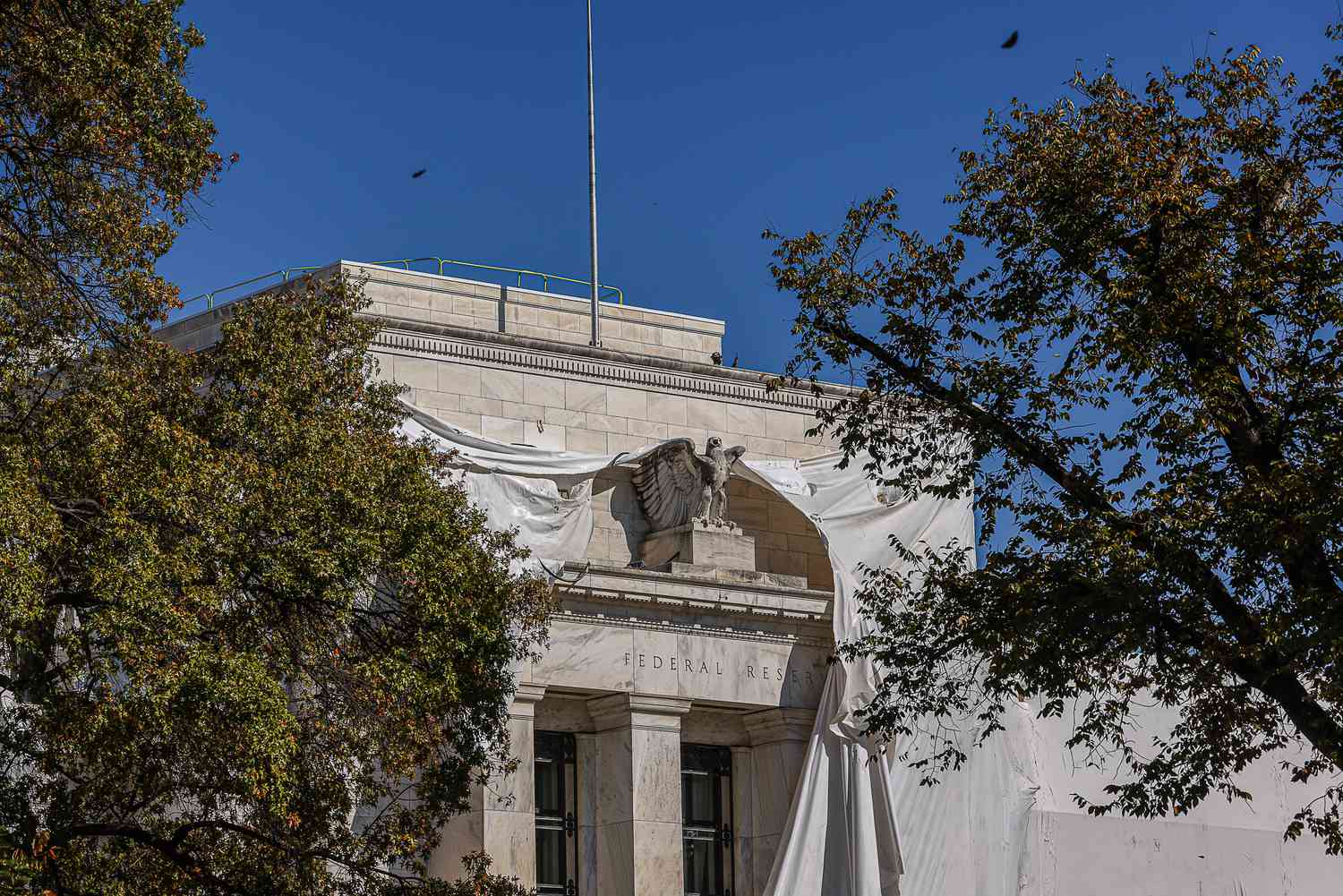 Fed Officials Navigate Crosswinds as Inflation and Jobs Data Collide