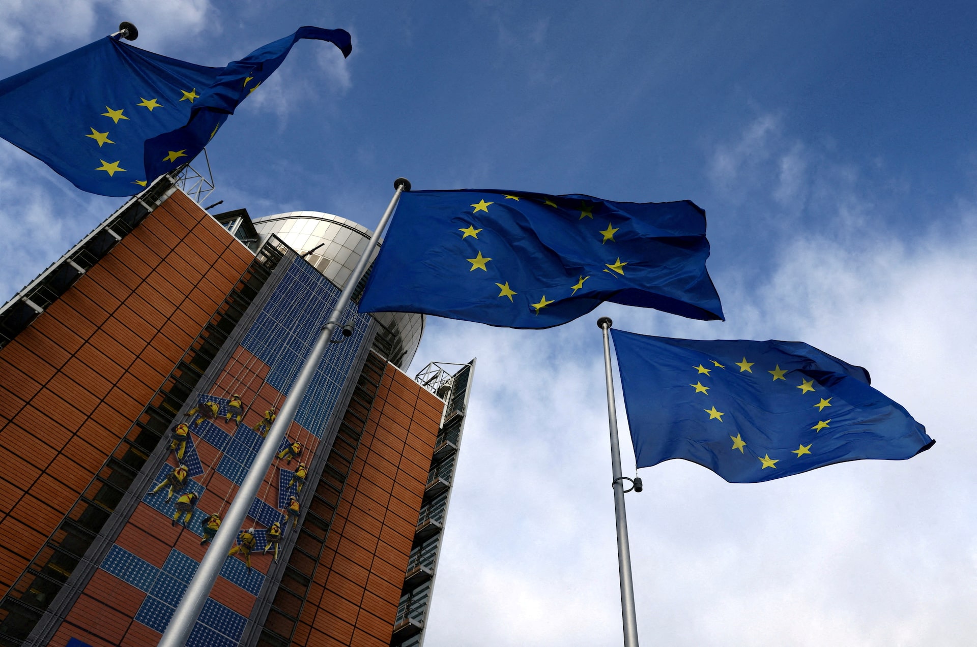 EU Slashes Growth Forecast as Energy Shock Fuels Inflation