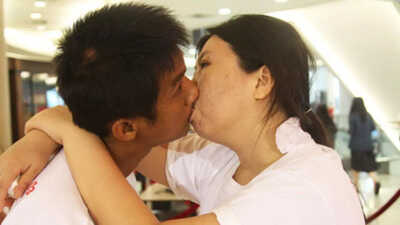 Record-Breaking Kiss Steals the Spotlight in Viral Moment
