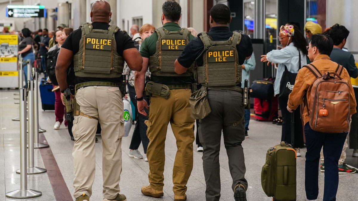 Trump Moves to Pay TSA Workers as Shutdown Strands Travelers