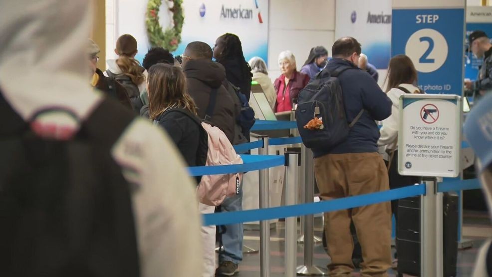 Trump Signs Order to Pay TSA Workers as Shutdown Drags On
