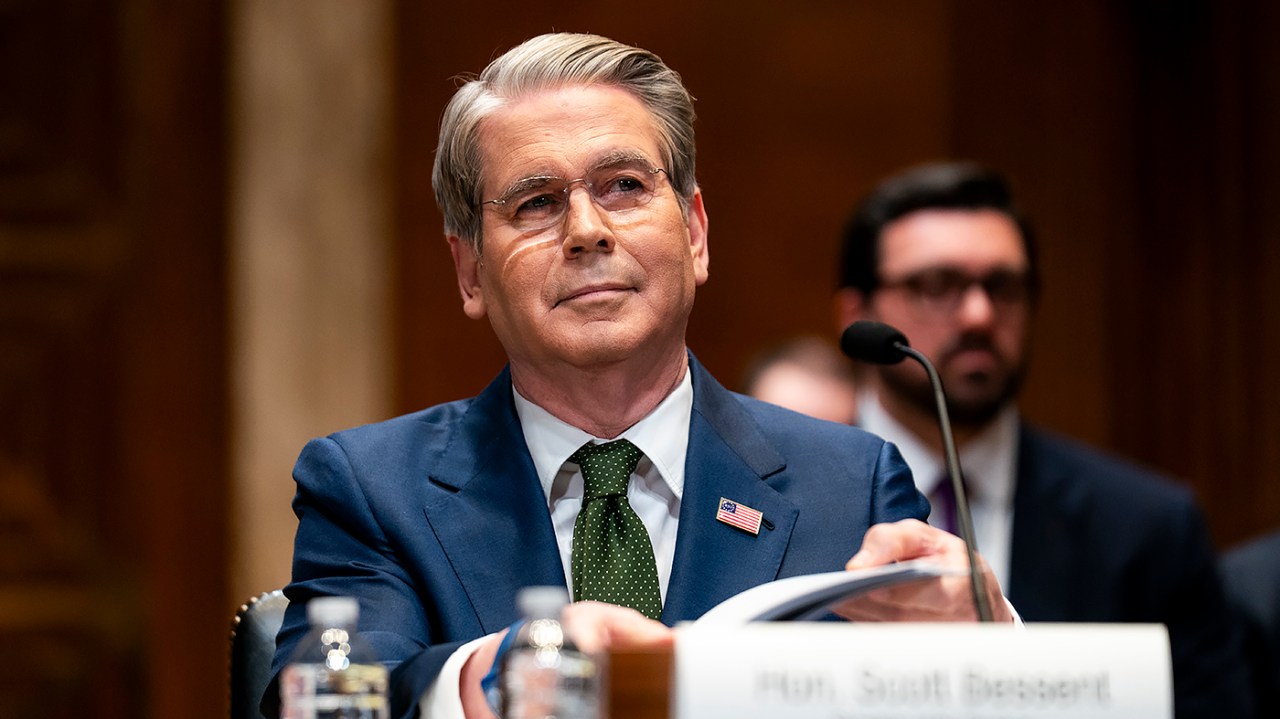 Bessent Warns Oman: U.S. Treasury Will Target Hormuz Toll Enforcers