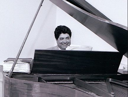 Steve Chianesi playing the piano at wedding