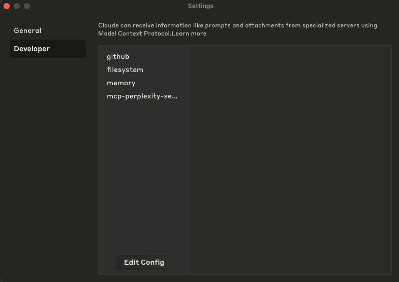In Claude desktop vind je in het developers console de knop om het configuratie bestand te vinden