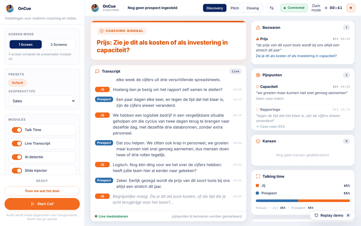 Het OnCue-dashboard tijdens een gesprek: links het coaching-signaal met een voorgestelde vraag, in het midden het live transcript per spreker, rechts de herkende bezwaren en pijnpunten met hun zekerheid en de spreektijdverdeling