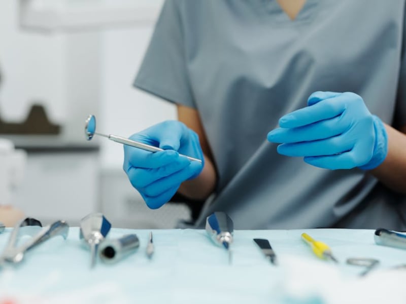 Selection criteria checklist for radiation protection gloves with key factors highlighted