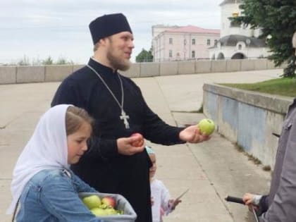 Архангельский священник в праздник Преображения раздавал горожанам яблоки