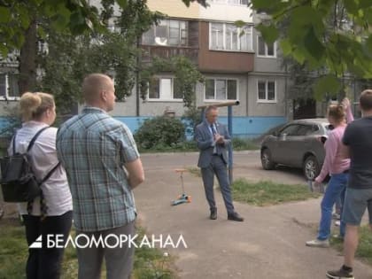 Депутат Игорь Калеминцев встретился с жителями домов на Коновалова, чтобы обсудить проблемы их двора
