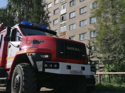 Пожарные спасли 17 человек из загоревшейся многоэтажки в Архангельской области