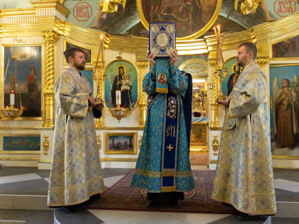 Митрополит Корнилий совершил вечернее богослужение с акафистом Божией Матери в Архангельске