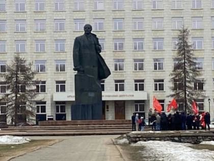 Коммунисты отметили день рождения Ленина митингом с красными знаменами