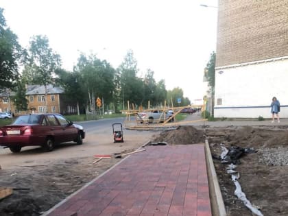 У швейной фабрики благоустраивают сквер