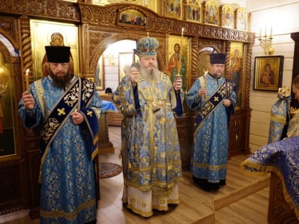 Митрополит Корнилий совершил всенощное бдение в канун праздника Иверской иконы Божией Матери