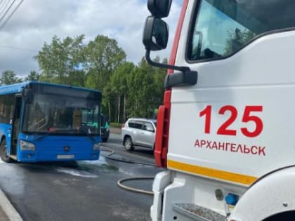 В Архангельске у областной детской больницы загорелся автобус: там были пассажиры