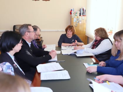 Денежная выплата детям-сиротам вместо бесплатной одежды и инвентаря