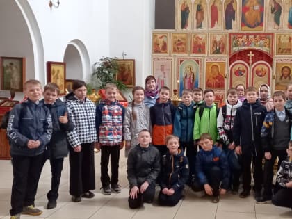 Священник Василий Лапко в храме рассказал архангельским школьникам о православной культуре