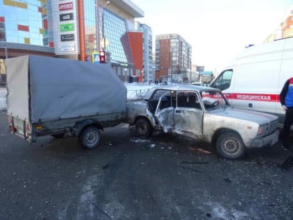 В выходные в Архангельске на перекрестке столкнулись «Лада» с прицепом и «Great Wall»