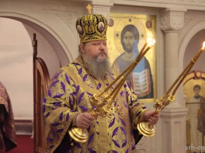 Митрополит Корнилий совершил Литургию в Троицком храме Архангельска