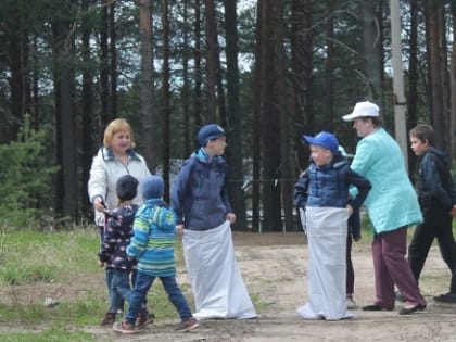 Лешуконские партийцы организовали праздник для детей работников районной больницы