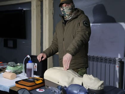 Медик-фронтовик обучает добровольцев основам оказания первой помощи на поле боя