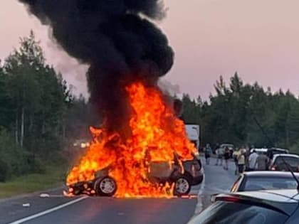 На трассе Архангельск - Северодвинск ДТП с тремя автомобилями. Одна машина сгорела
