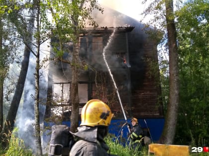 В Архангельске загорелся жилой деревянный дом на Калинина