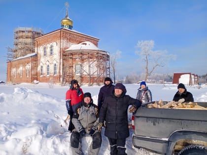 Добровольцы Зимнего берега продолжают трудиться в храмах Приморского благочиния