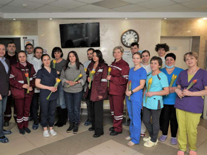 "Вам, любимые!": волонтеры и студенты СГМУ поздравили прекрасных представительниц здравоохранения с праздником 8 Марта