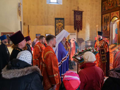 Митрополит Корнилий в Светлую среду совершил Литургию в Новодвинске