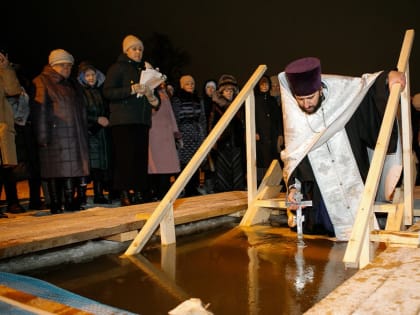 В Коряжме освящена и открыта крещенская купель
