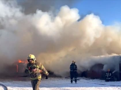 Крупный пожар в гаражном кооперативе Архангельска тушили сегодня 6 часов