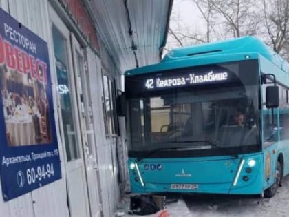 Въехал в торговый павильон: в Архангельске очередная авария с новым автобусом