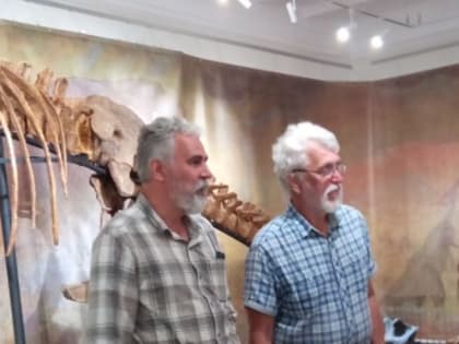 Археологи в музее