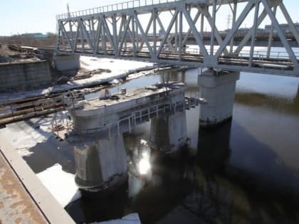 На старом Ягринском мосту начался демонтаж опор