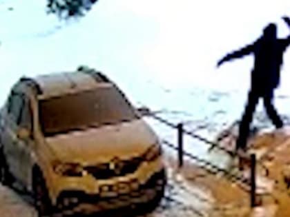 Разбивал камнем стекло и забирал видеорегистраторы. В Архангельске задержали серийного воришку