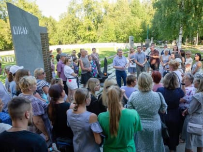 Дмитрий Морев обсудил проект мемориала на Вологодском кладбище