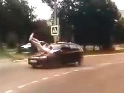 В Архангельске девушка оказалась на капоте машины при переходе дороги по «зебре»