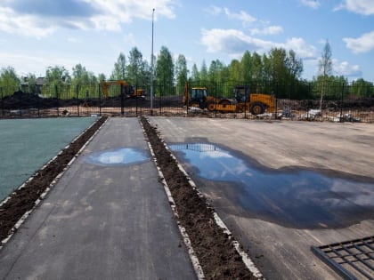 Илья Иванкин контролирует ход работ в школе-гиганте