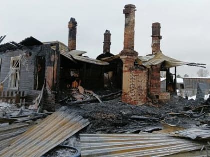 В Пинежском районе огонь практически полностью уничтожил двухквартирный жилой дом