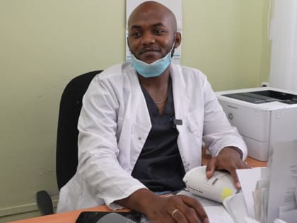 Из Западной Африки – в северный край: в Холмогорской больнице начал работу терапевт родом из Нигерии