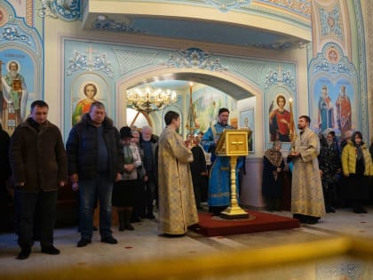 Митрополит Корнилий совершил Литургию в архангельском храме в честь иконы Божией Матери «Взыскание погибших»
