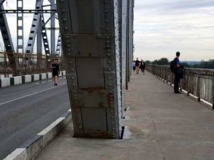 В Архангельске с жд-моста в реку сорвался мужчина