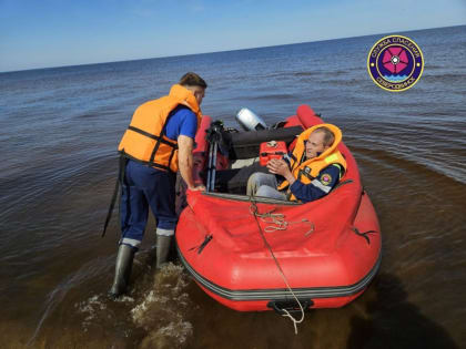 В Северодвинске мужчина выпал из лодки и едва не утонул
