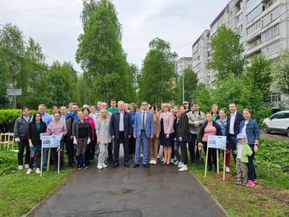 На бульваре по ул. Логинова высадили березы, сирень и дубы