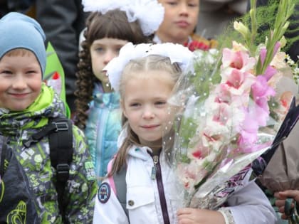 Завершается запись в первые и десятые классы