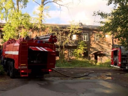 В Архангельске сегодня вновь горел деревянный нежилой дом